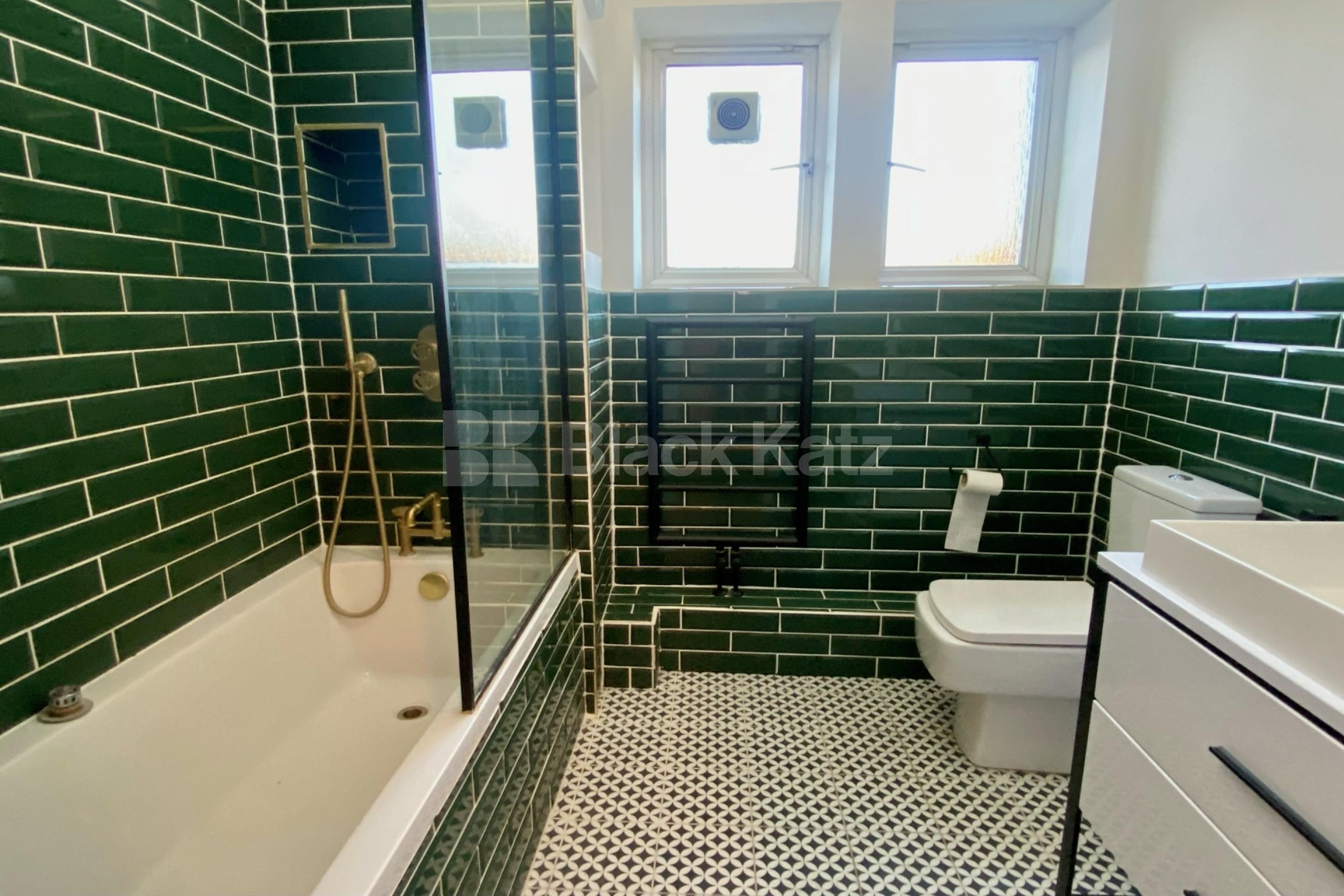 Superbly located & offering 765 Sq. Ft. of living & entertaining space  Dagnall st , Battersea Park SW11